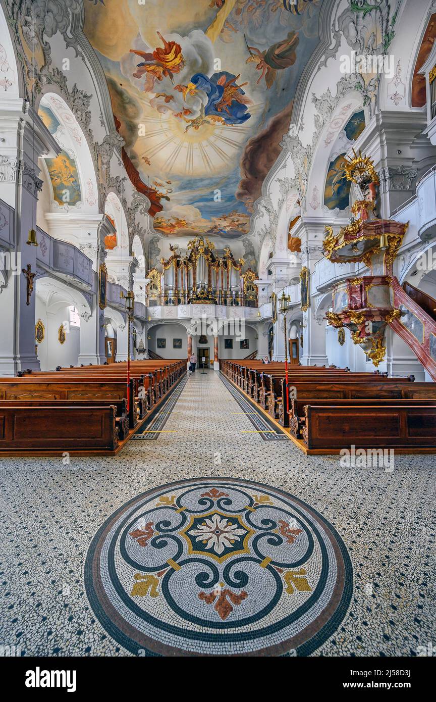 Galerie d'orgue avec mosaïque de sol et chaire, église paroissiale de ville catholique, Muenster unserer lieben Frau, Lindau, Bavière, Allemagne Banque D'Images