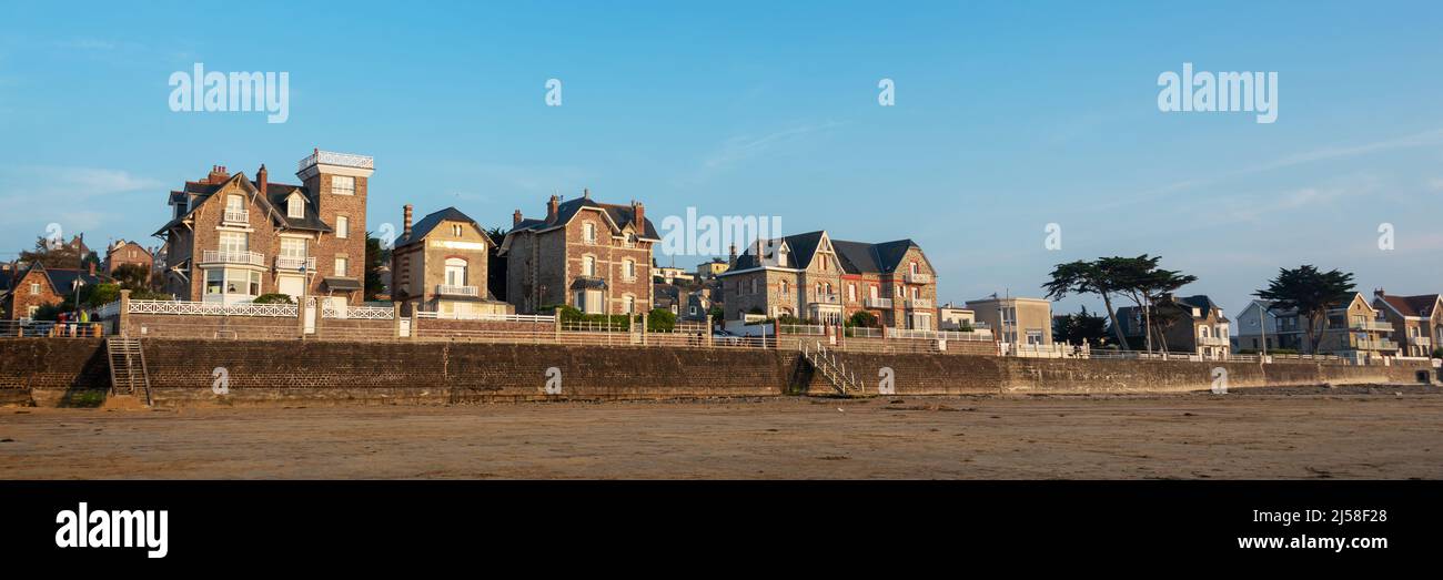 Plage à marée basse et maisons rétro à Pléneuf-Val-André, Côtes d'Armor, Britanny, France Banque D'Images