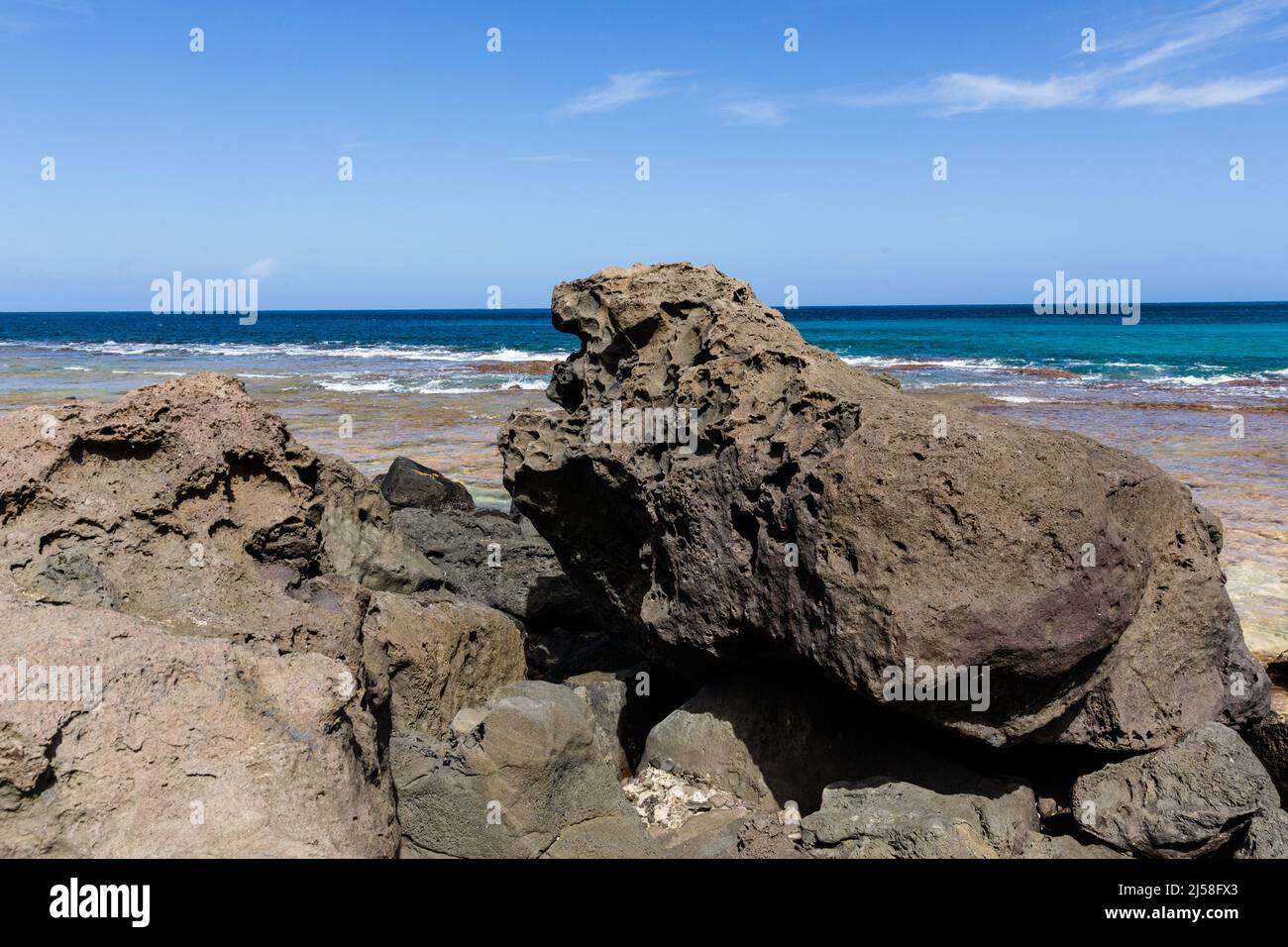 Rochers de basalte volcanique sur la plage de Haena sur l'île de Kauai, Hawaii, États-Unis. Banque D'Images