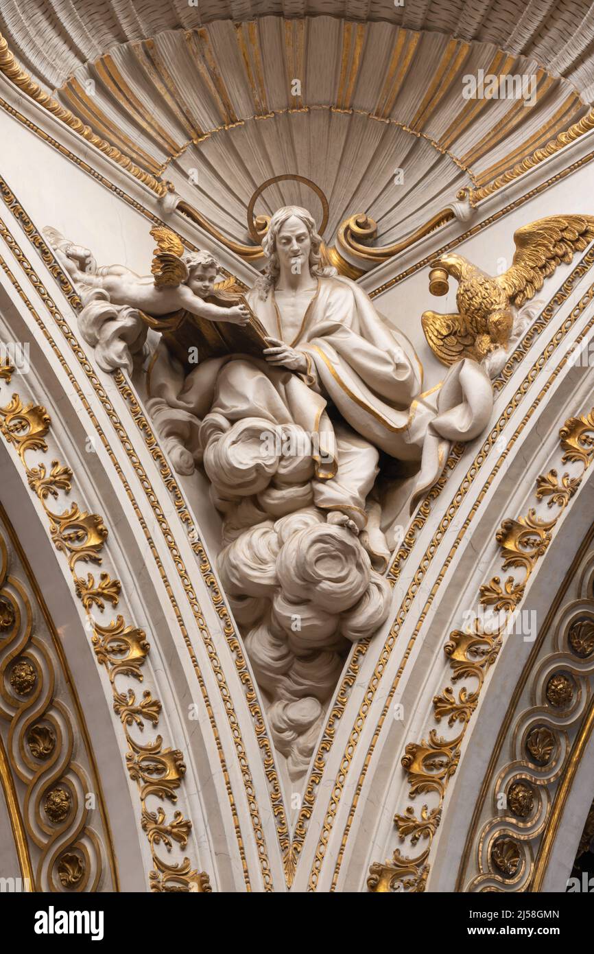 VALENCE, ESPAGNE - 14 FÉVRIER 2022 : la statue de Saint Jean l'évangéliste fom la coupole de la cathédrale par Josep Pujol à partir de 18. Cent. Banque D'Images