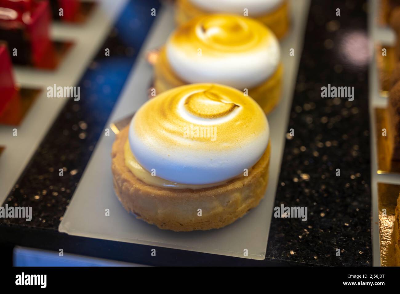 Desserts autrichiens, différents types de gâteaux au chocolat et aux fruits exposés dans un café de Vienne. Banque D'Images