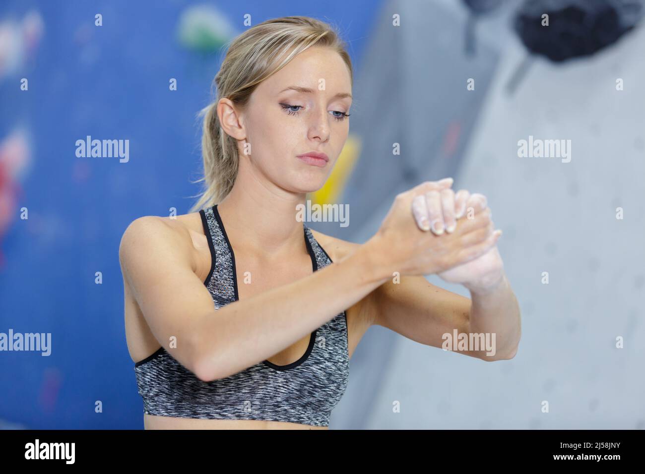 femme sportive se frottant les mains avec de la poudre de magnésium Banque D'Images