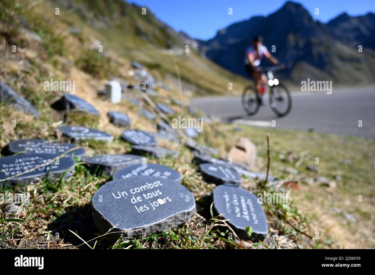 Cycliste amateur montant le Col du Tourmalet depuis la route d'accès ouest, Pyrénées françaises Banque D'Images