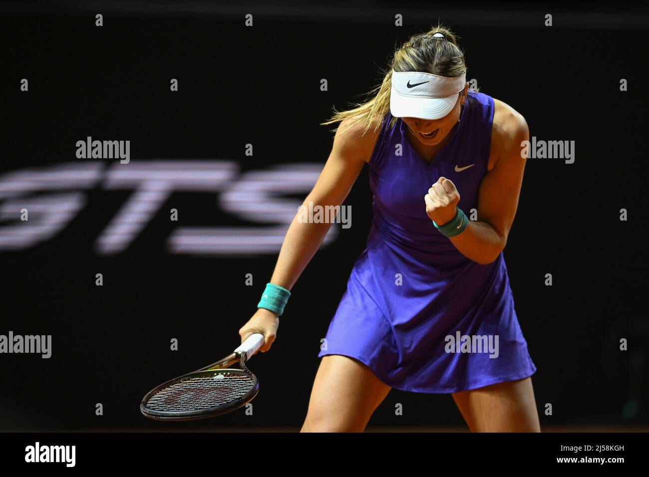 Stuttgart, Allemagne. 21st avril 2022. Tennis: WTA Tour - Stuttgart, célibataires, femmes, Round de 16. Rybakina (Kazakhstan) - Paula Badosa (Espagne). Paula Badosa réagit dans le match. Credit: Christian Kaspar-Bartke/dpa/Alay Live News Banque D'Images