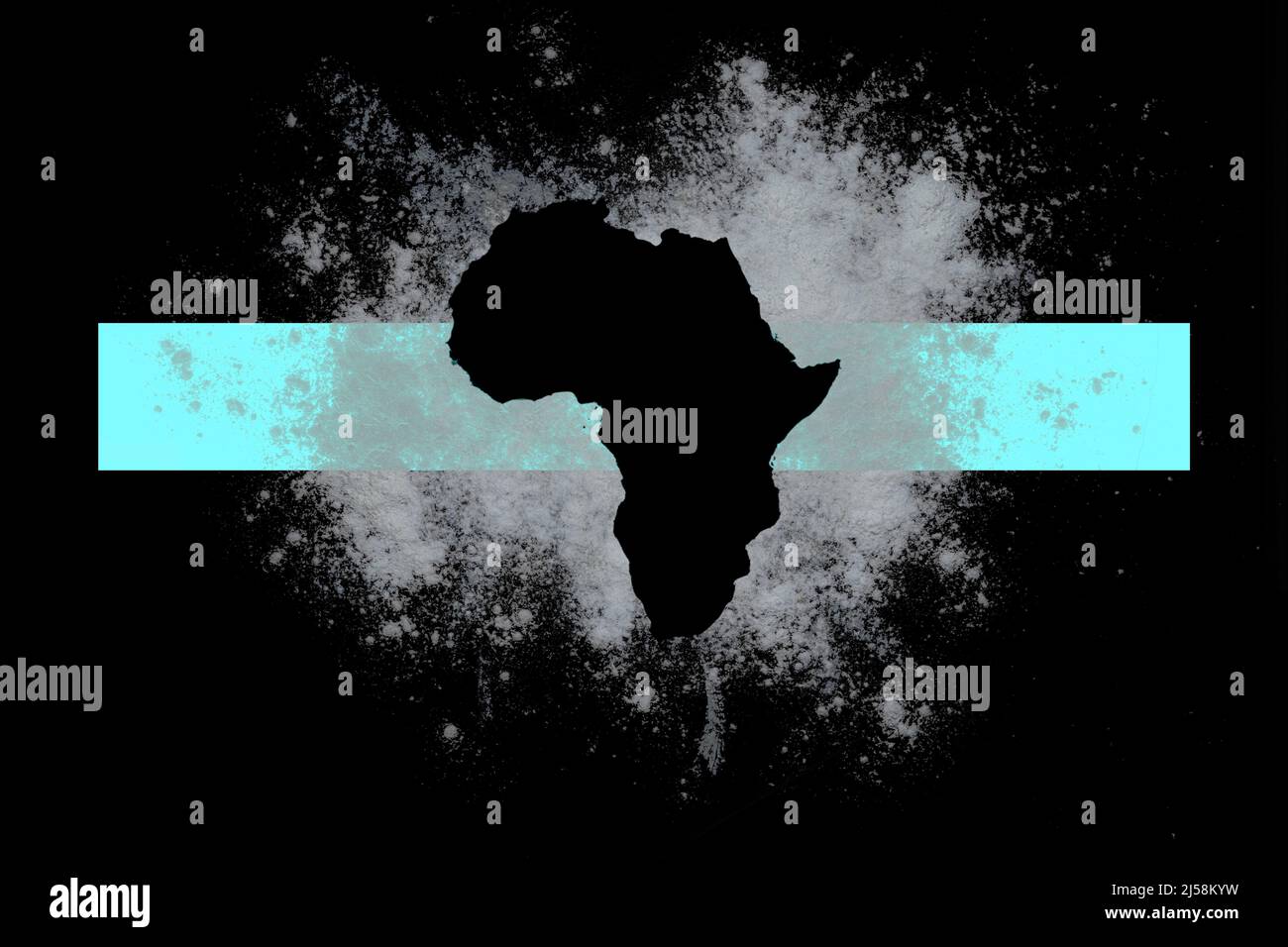 Arrière-plan noir parsemé de farine, de farine étagée, de cadre de carte d'Afrique et de papier rectangle pour votre texte avec espace de copie. Isolé sur le noir. Banque D'Images