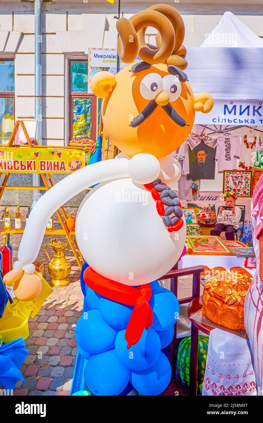 DNIPRO, UKRAINE - 24 AOÛT 2021 : la figure d'un ukrainien en costume traditionnel fait à partir de balons, Fête de l'indépendance, le 24 août à Dnip Banque D'Images
