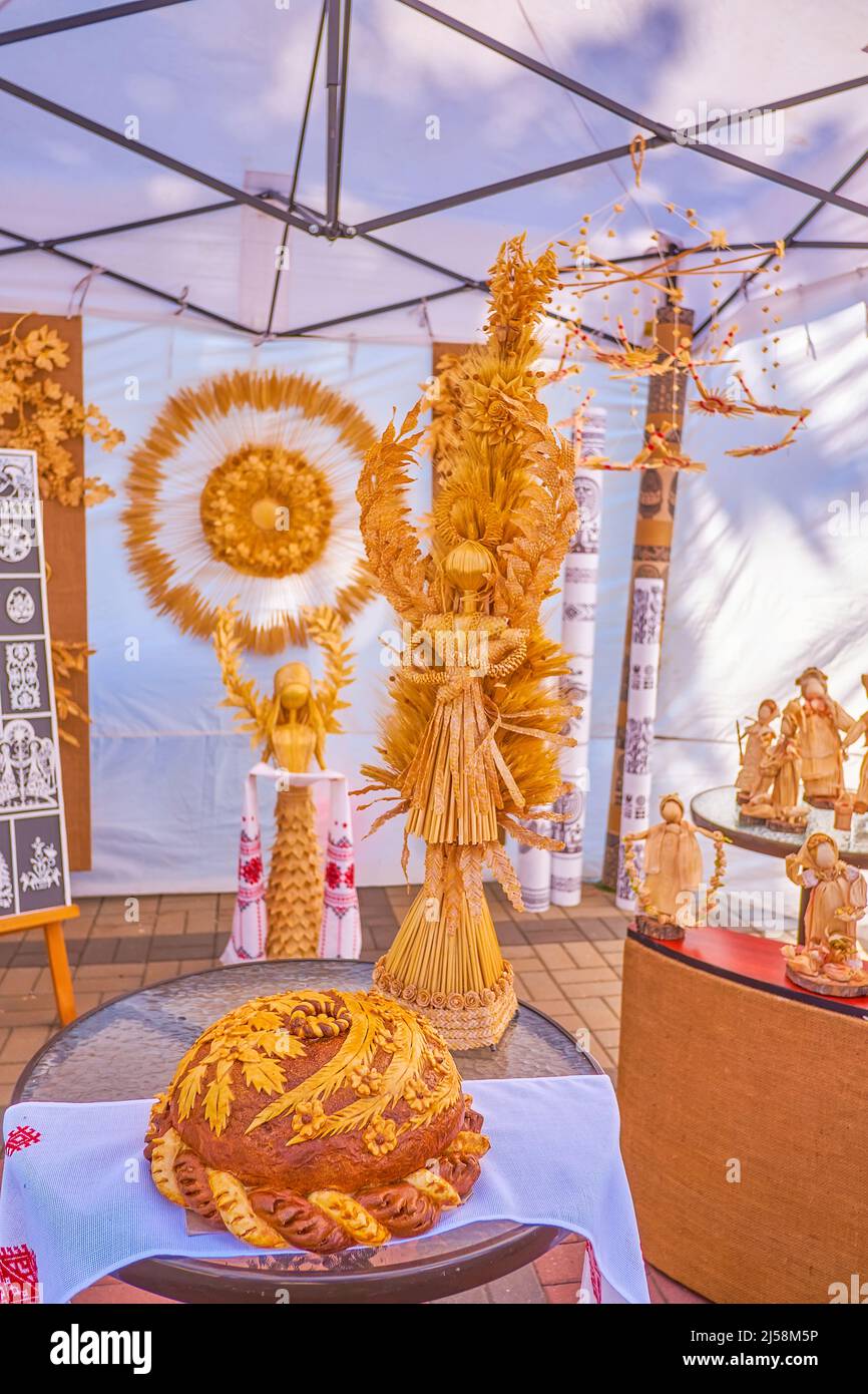 La poupée tricotée et le grand korovai, le pain traditionnel pour les vacances et autres célébrations, à l'occasion de l'exposition du jour de l'indépendance à Dnipro, en Ukraine Banque D'Images