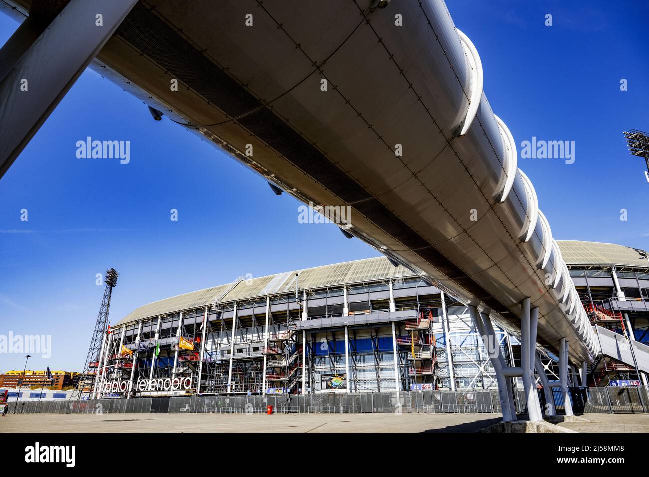 2022-04-21 15:36:24 ROTTERDAM - extérieur du stade de Kuip pour une conférence de presse du club de football Feyenoord au sujet de l'hébergement futur du club de Rotterdam. ANP ROBIN UTRECHT pays-bas - belgique sortie Banque D'Images