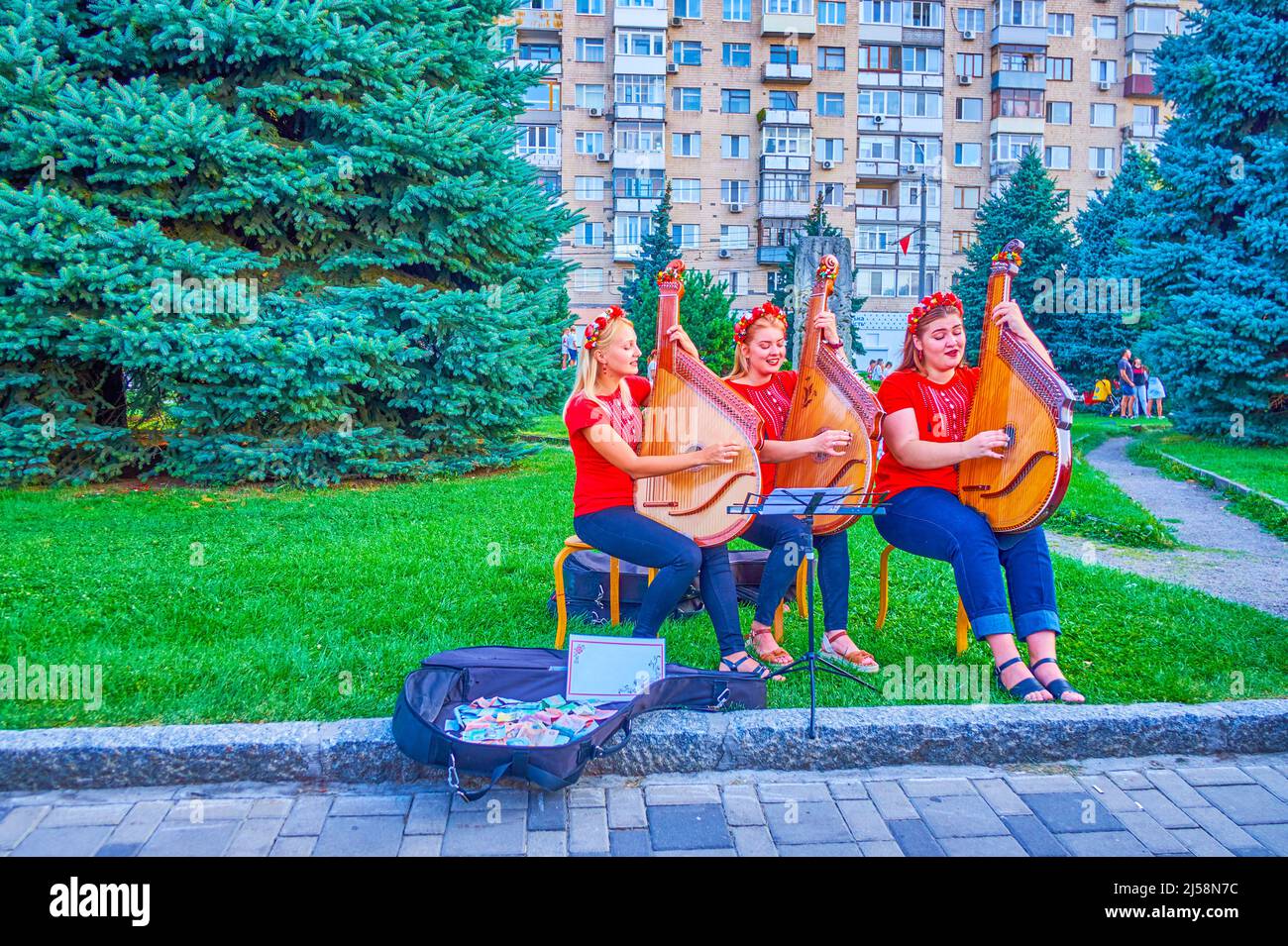 DNIPRO, UKRAINE - 24 AOÛT 2021 : trois musiciens de rue jouent Banduras et chantent de vieilles chansons ukrainiennes, sur le remblai Sicheslav, le 24 août à Dnipro Banque D'Images