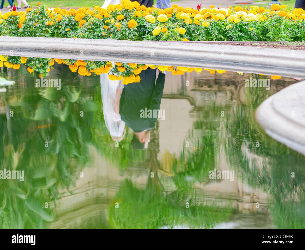 San Diego, AOÛT 2 2014 - Bonde et marié prenaient des photos d'engagement dans le magnifique parc historique de Balboa Banque D'Images