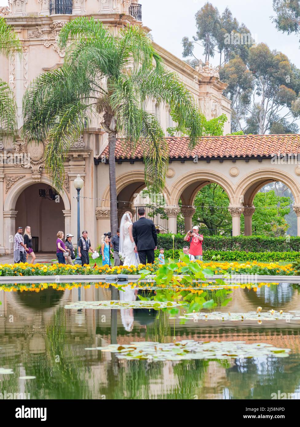 San Diego, AOÛT 2 2014 - Bonde et marié prenaient des photos d'engagement dans le magnifique parc historique de Balboa Banque D'Images
