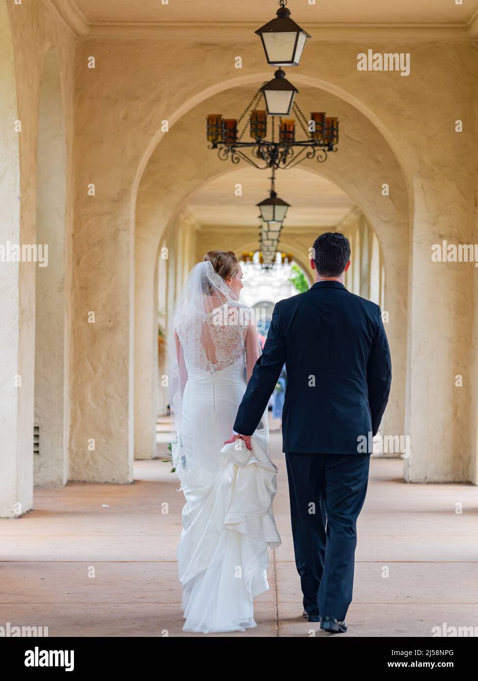 San Diego, AOÛT 2 2014 - Bonde et marié prenaient des photos d'engagement dans le magnifique parc historique de Balboa Banque D'Images