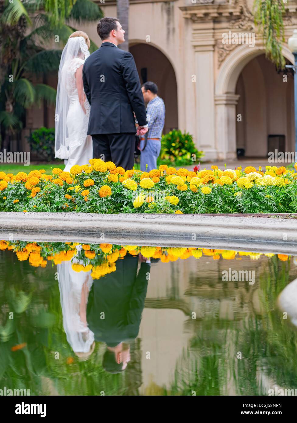 San Diego, AOÛT 2 2014 - Bonde et marié prenaient des photos d'engagement dans le magnifique parc historique de Balboa Banque D'Images