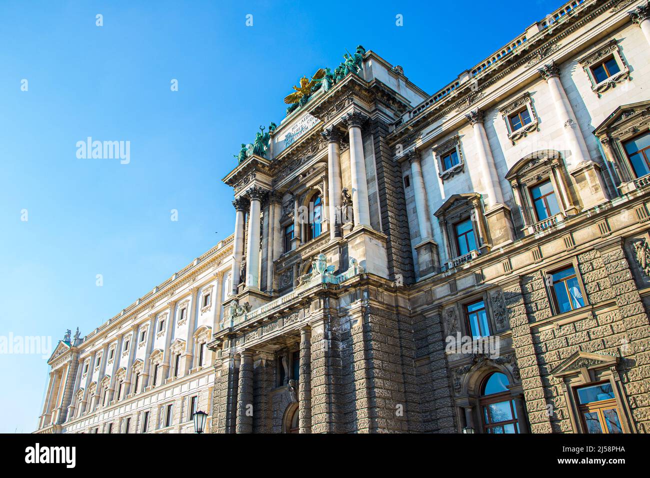 Belle vue sur le célèbre Musée d'Histoire naturelle lors d'une journée ensoleillée avec le ciel bleu à Vienne, Autriche Banque D'Images