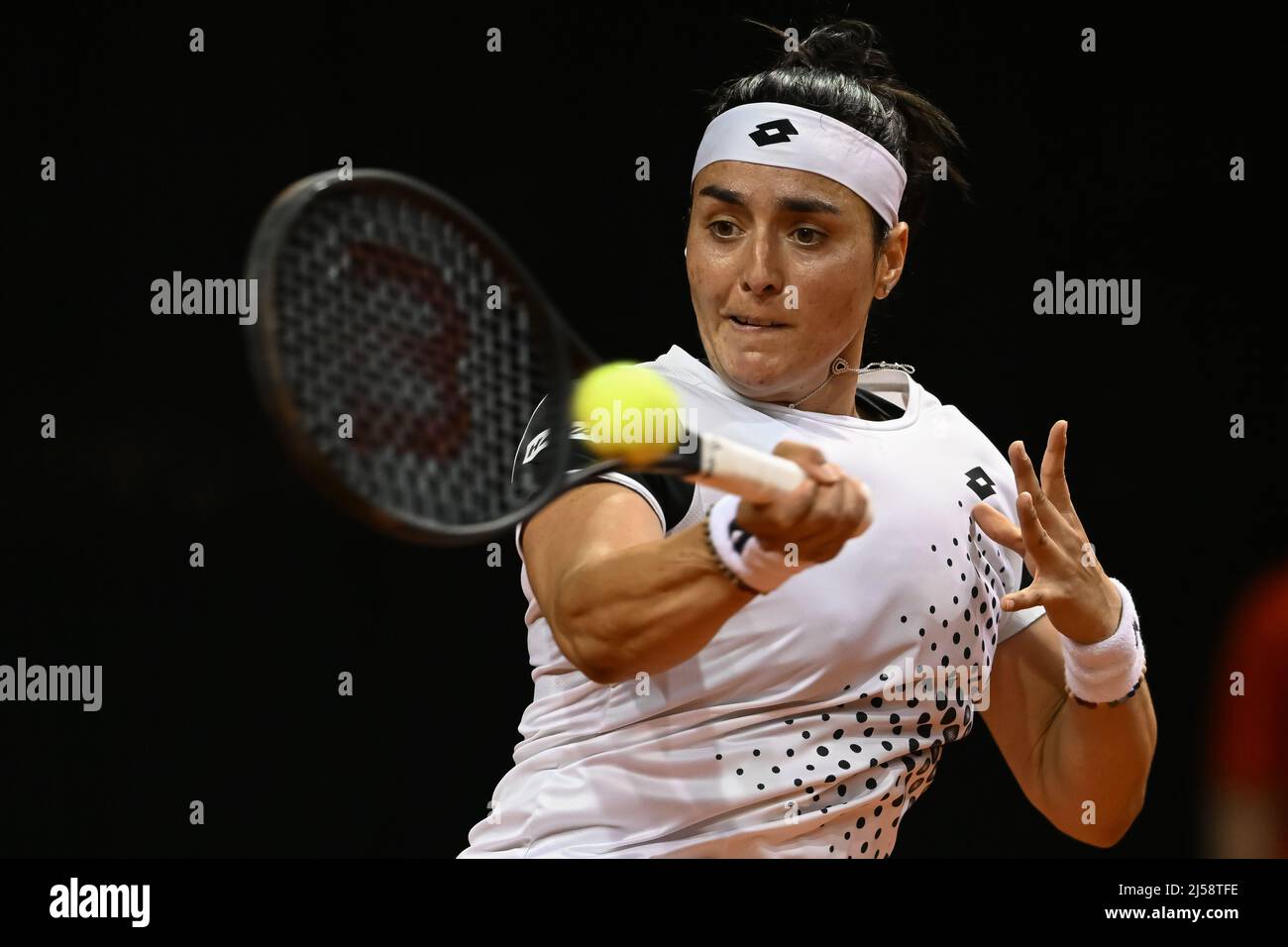 Stuttgart, Allemagne. 21st avril 2022. Tennis: WTA Tour - Stuttgart, célibataires, femmes, Round de 16. Jabeur (Tunisie) - Kasatkina (Russie). On Jabeur en action. Credit: Christian Kaspar-Bartke/dpa/Alay Live News Banque D'Images