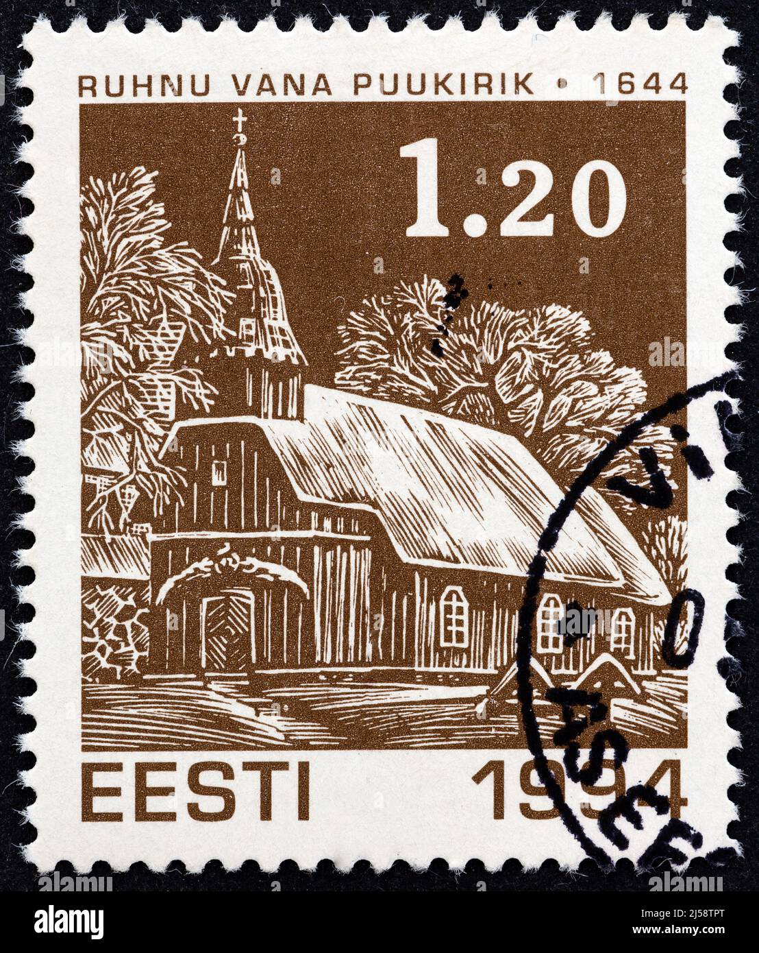 ESTONIE - VERS 1994: Un timbre imprimé en Estonie du numéro de Noël montre l'ancienne église en bois de Ruhnu (1644), vers 1994. Banque D'Images