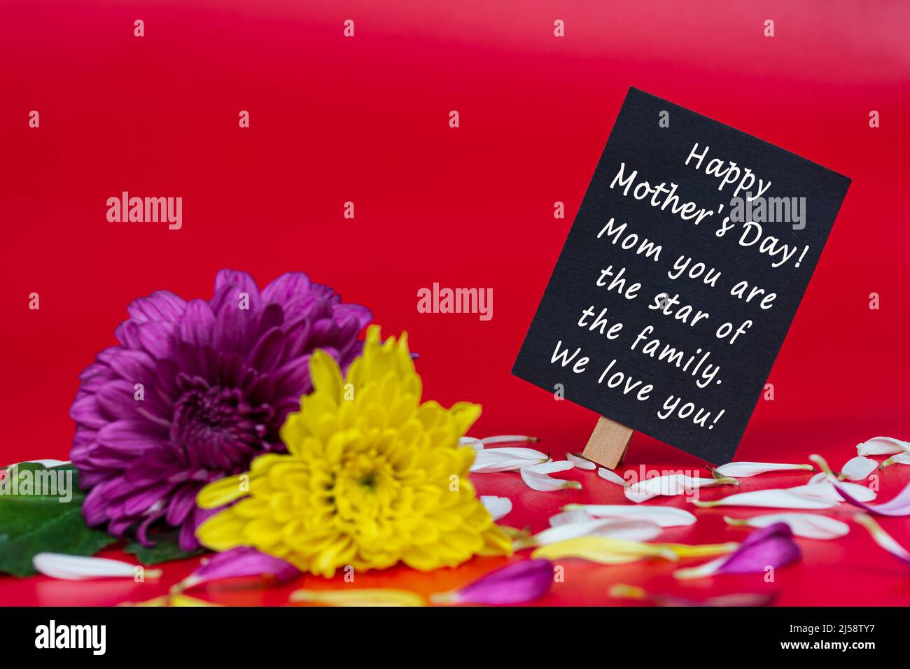 Texte sur le papier tableau noir et design concept de fête des mères de voeux avec bouquet de fleurs. Banque D'Images