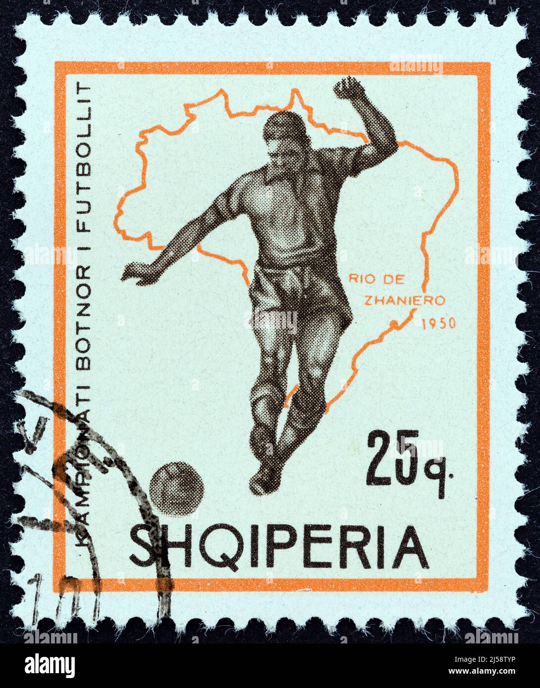 ALBANIE - VERS 1966: Un timbre imprimé en Albanie du numéro de la coupe du monde de football - Angleterre montre le joueur de football et la carte du Brésil (1950). Banque D'Images