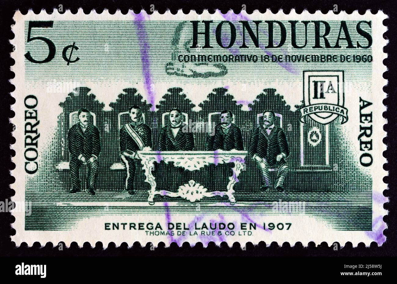 HONDURAS - VERS 1961: Un timbre imprimé au Honduras de la question du règlement du différend frontière avec le Nicaragua montre la commission d'arbitrage. Banque D'Images