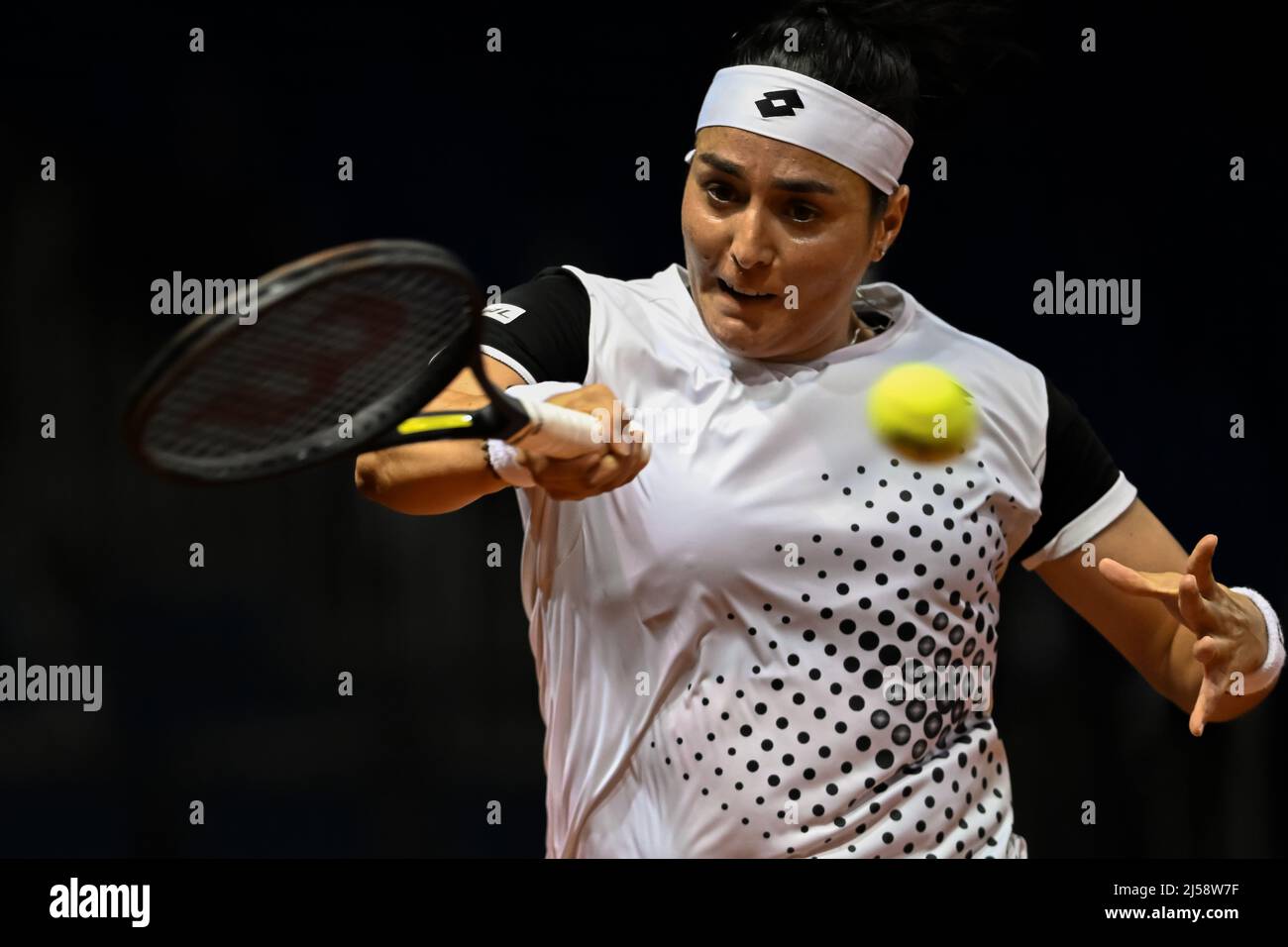 Stuttgart, Allemagne. 21st avril 2022. Tennis: WTA Tour - Stuttgart, célibataires, femmes, Round de 16. Jabeur (Tunisie) - Kasatkina (Russie). On Jabeur en action. Credit: Christian Kaspar-Bartke/dpa/Alay Live News Banque D'Images
