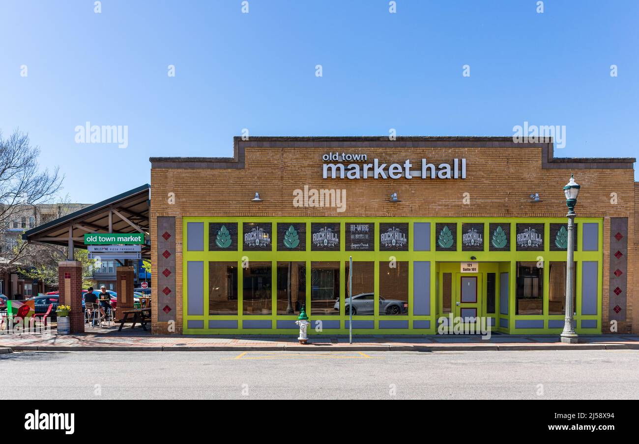 ROCK HILL, SC, USA-10 AVRIL 2022 : façade de la vieille ville Market Hall sur Caldwell Street. Deux personnes à la table extérieure. Banque D'Images