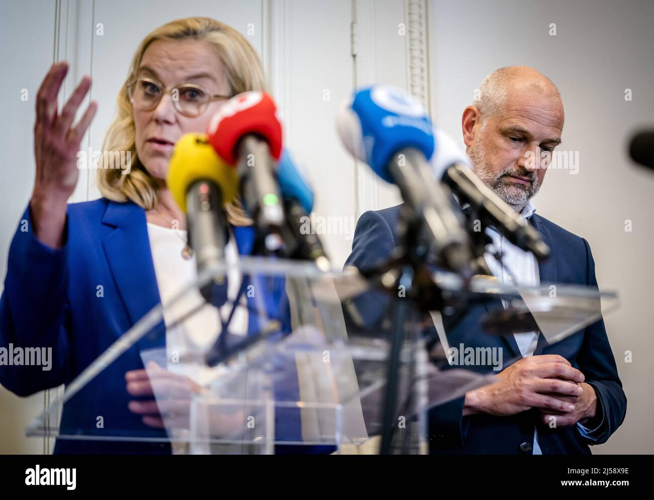 2022-04-21 14:30:56 LA HAYE - D66 leader Sigrid Kaag et le président du parti Victor Everhardt expliquent l'affaire du comportement transgressif autour du parti éminent Frans van Drimmelen. Taille BART ANP pays-bas sortie - belgique sortie Banque D'Images