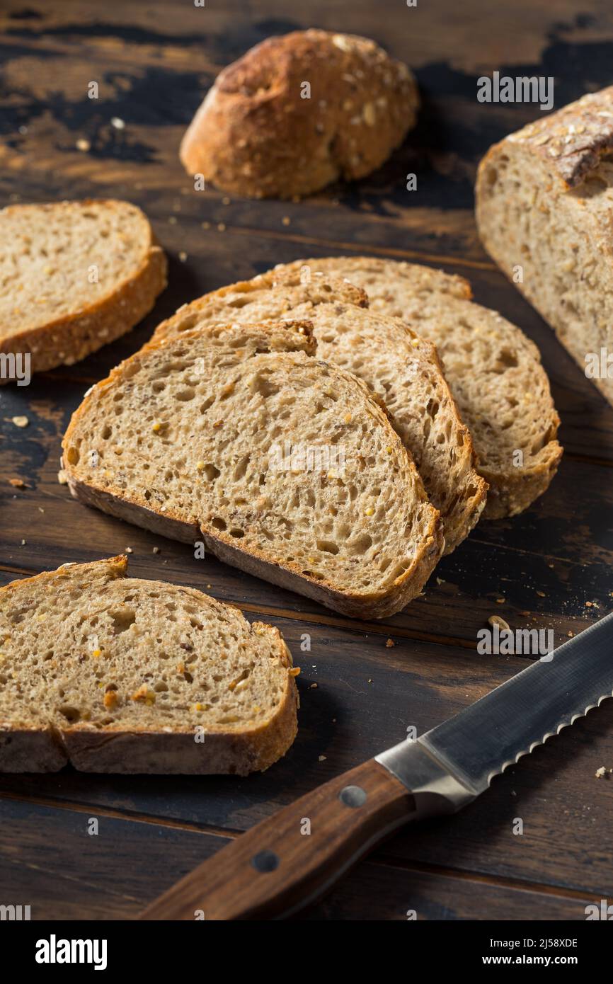 Pain de blé frais fait maison avec grain entier Banque D'Images