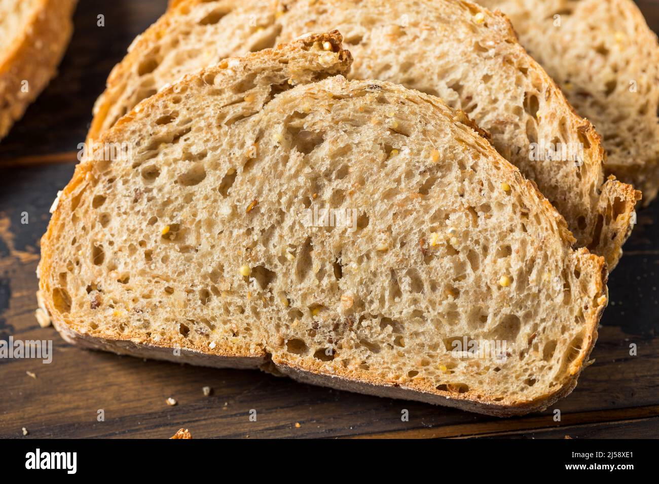 Pain de blé frais fait maison avec grain entier Banque D'Images