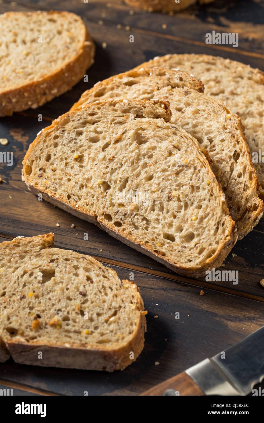 Pain de blé frais fait maison avec grain entier Banque D'Images