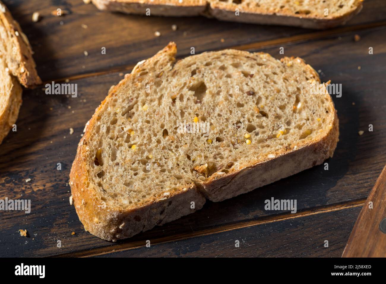 Pain de blé frais fait maison avec grain entier Banque D'Images
