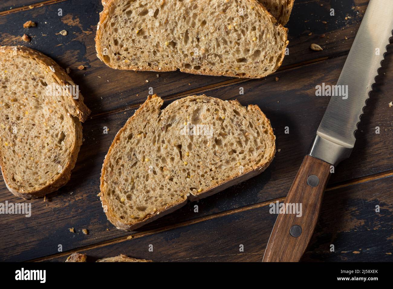 Pain de blé frais fait maison avec grain entier Banque D'Images