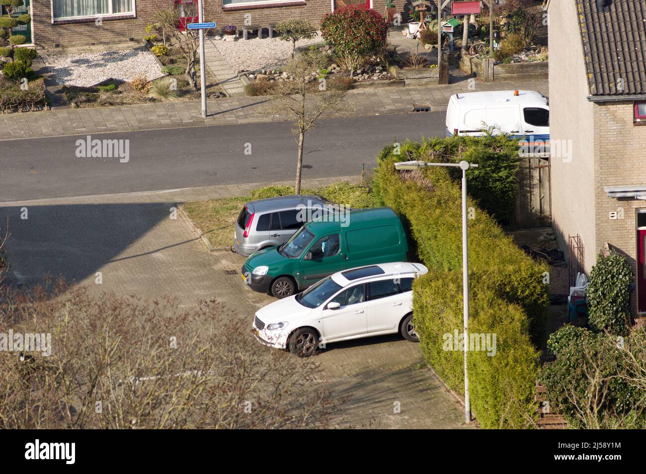 Vue aérienne de trois voitures garées dans une rue d'un quartier résidentiel d'Arnhem aux pays-Bas Banque D'Images