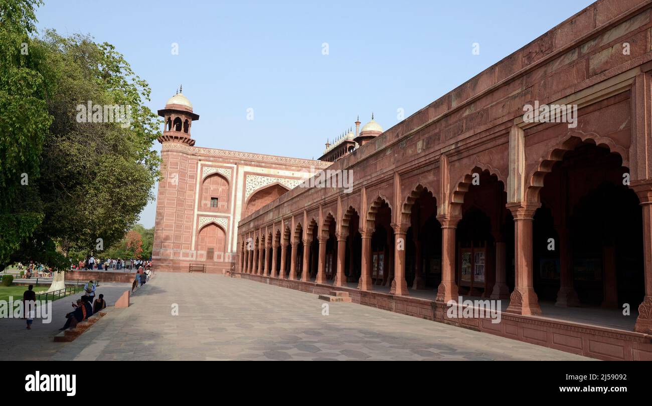 Architecture de la porte rouge et de la fenêtre dans le complexe Taj Mahal, Banque D'Images