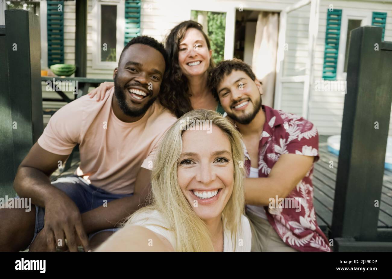 Jeunes multiraciaux s'amusant à faire selfie en plein air pendant les vacances d'été - Focus sur le visage de fille centrale Banque D'Images