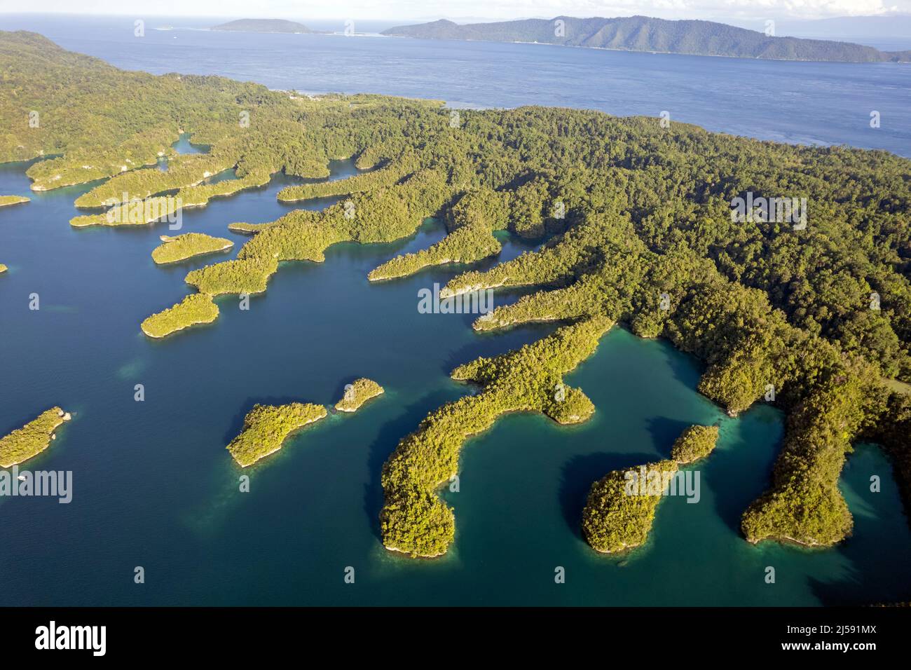 Vue aérienne des structures côtières du carbonate de calcium de l'île Gam, Raja Ampat Indonésie. Banque D'Images