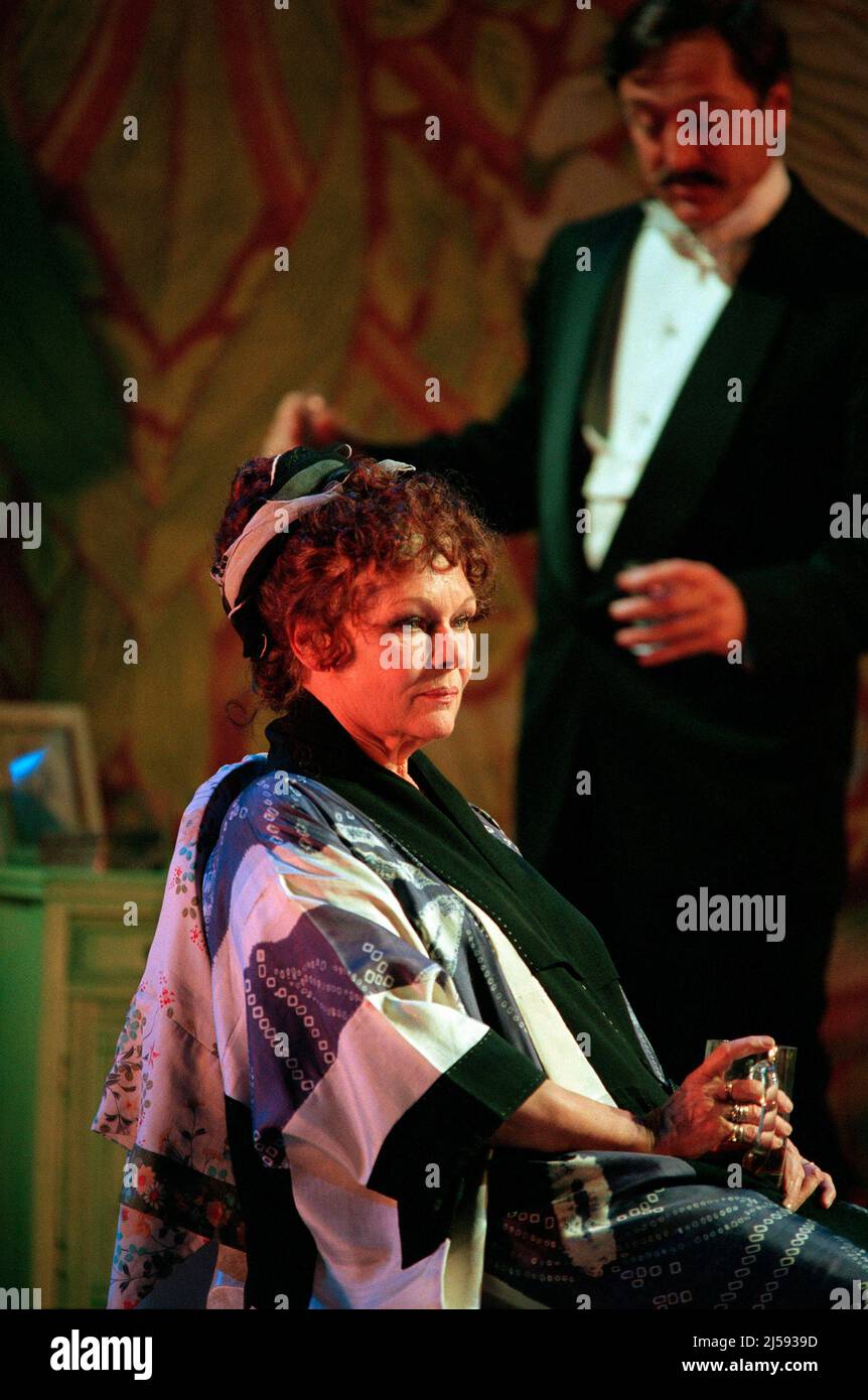 Judi Dench (Desiree Armfeldt) dans Une PETITE NUIT DE MUSIQUE au Olivier Theatre, National Theatre (NT), Londres SE1 26/09/1995 musique et paroles: Stephen Sondheim livre: Hugh Wheeler set design: Stephen Brimson Lewis costumes: Nicky Gilliband éclairage: Mark Henderson réalisateur: Sean Mathias Banque D'Images