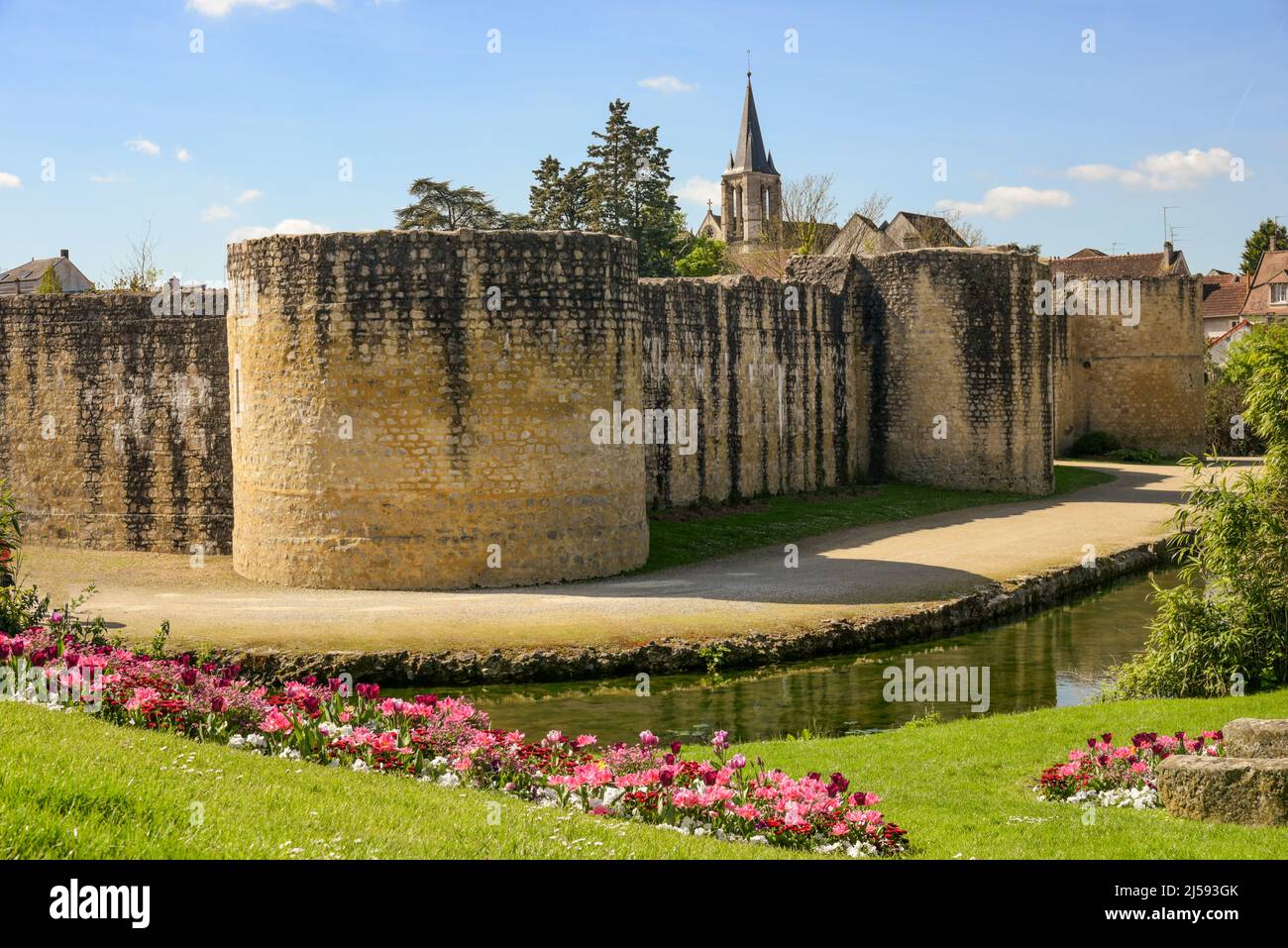 Vue sur le château de Brie Comte Robert et ses remparts en France Banque D'Images