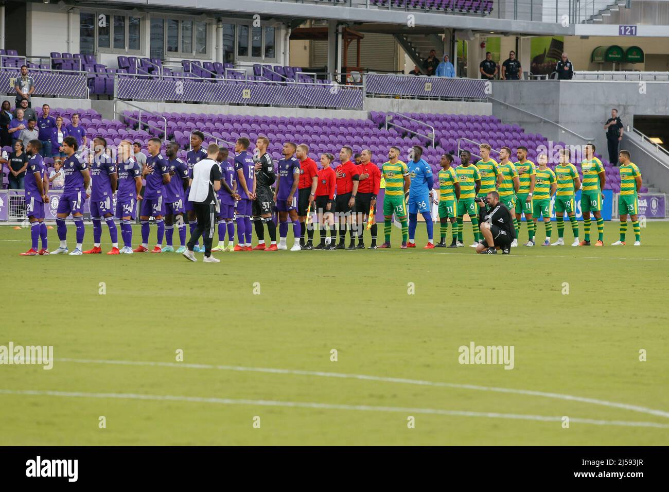 Orlando, FL : les chages de Tampa Bay et Orlando City se lève et se tiennent pour le chant de l'hymne national pendant la troisième partie de la coupe Lamar Hunt U.S Banque D'Images