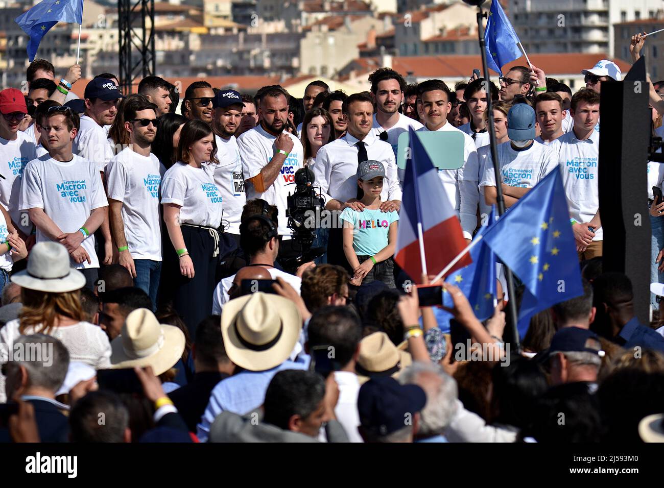 Emmanuel Macron tient une petite fille près de lui lors de sa réunion politique. Le Président français Emmanuel Macron, candidat à l'élection présidentielle de la République en Marche (LREM), a tenu une réunion publique à Marseille. Le deuxième tour de l'élection présidentielle française aura lieu le 24 avril. Banque D'Images