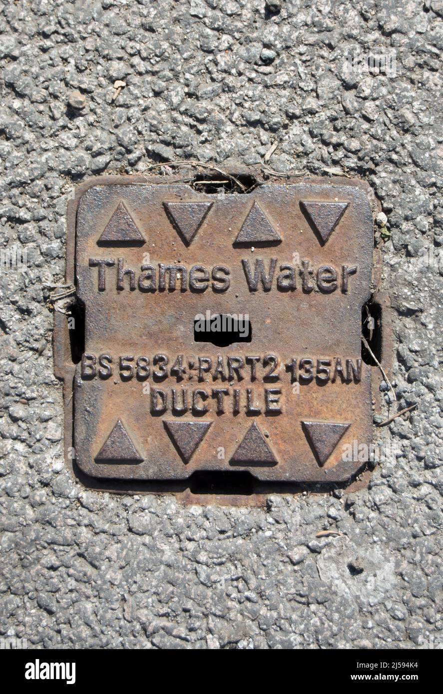 couverture de trou d'homme de rue pour un ductile d'eau de la tamise, à twickenham, middlesex, angleterre Banque D'Images