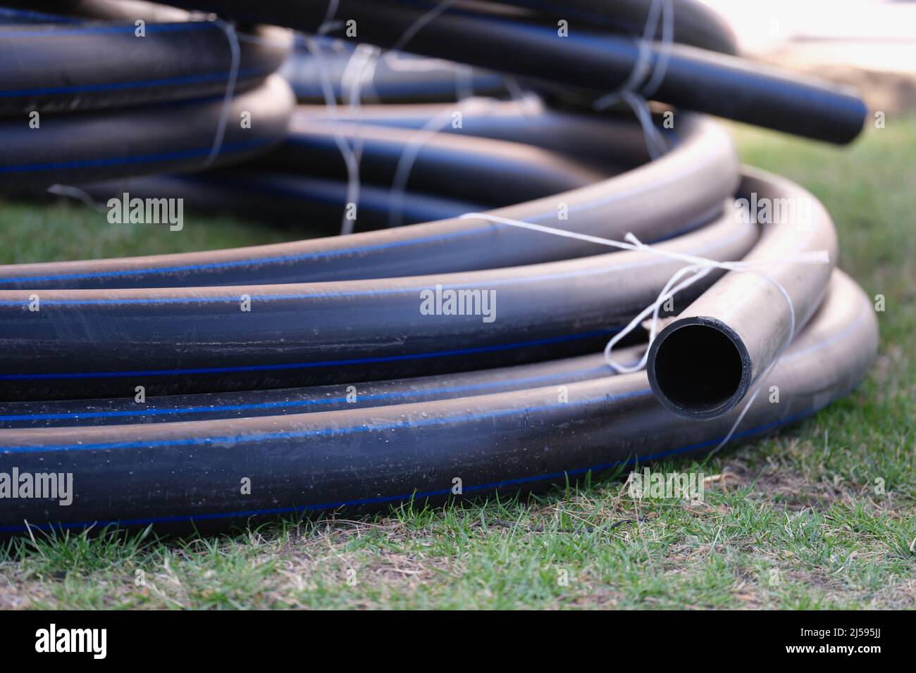 Tuyau torsadé pour système d'irrigation reposant sur une pelouse verte  Photo Stock - Alamy