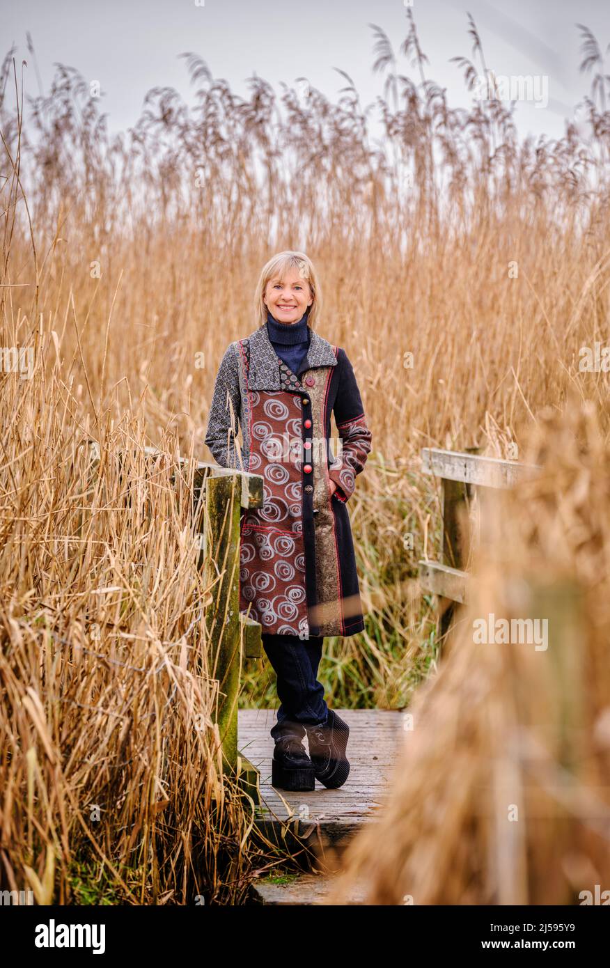 Utilisation éditoriale seulement - auteur Kate Mosse OBE photographiée sur les lits reedbeds à Fishbourne, Bosham, West Sussex UK Banque D'Images