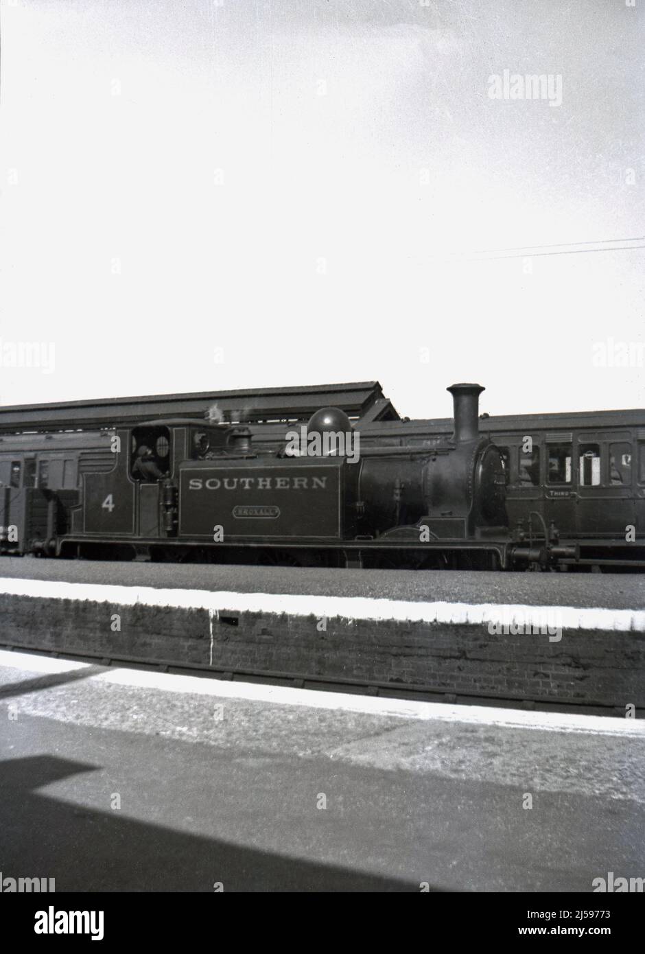 1950s, historique, une locomotive du Sud à la plate-forme de la gare de Shanklin, IOW, Angleterre Royaume-Uni. L'une des voitures est dotée d'un panneau indiquant LE TROISIÈME sur la porte, ce qui signifie que les passagers ont des billets de troisième classe. Banque D'Images