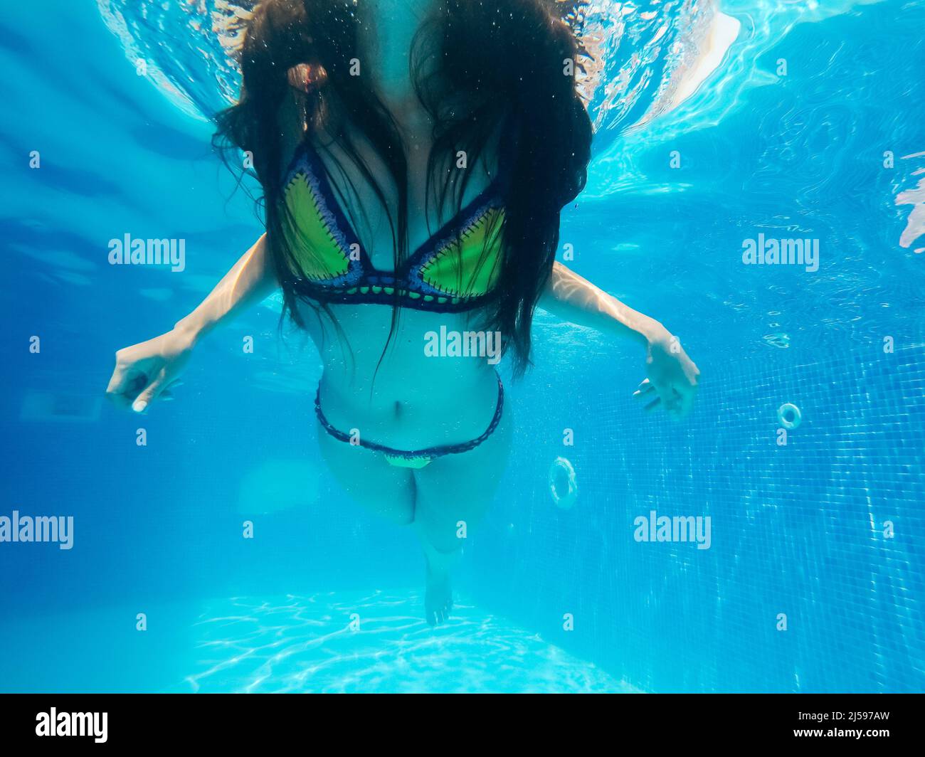 Femme sous l'eau portrait en gros plan dans la piscine. Banque D'Images