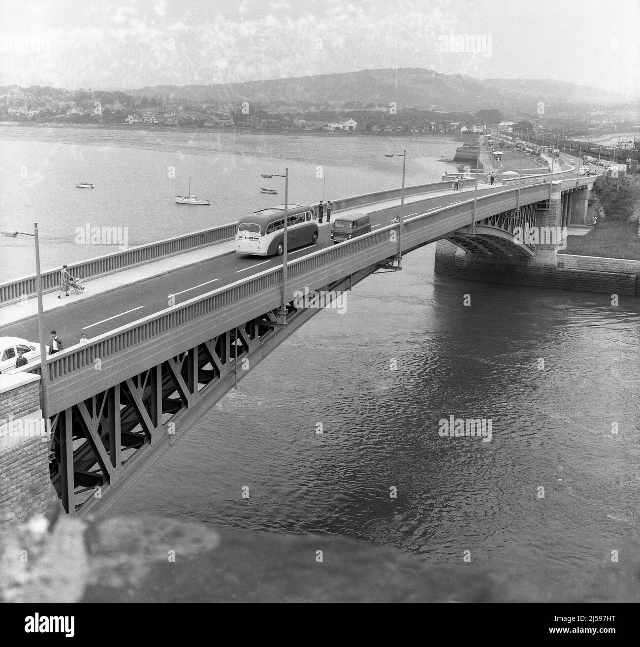 1959, historique, un autocar et un minibus sur le pont de la route de fer, Rhyl, pays de Galles, Royaume-Uni. Banque D'Images