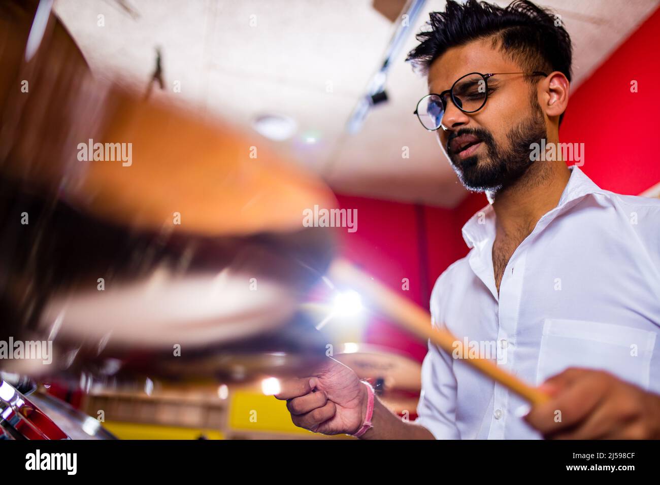 artiste musicien italien jouant des tambours lors d'un concert en ligne en studio Banque D'Images