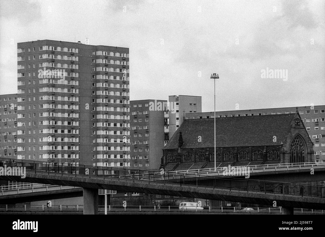 Image d'archive en noir et blanc de Saint Patrick Eglise catholique romaine dans le domaine de l'Anderston Glasgow Central. Avril 1977. Banque D'Images