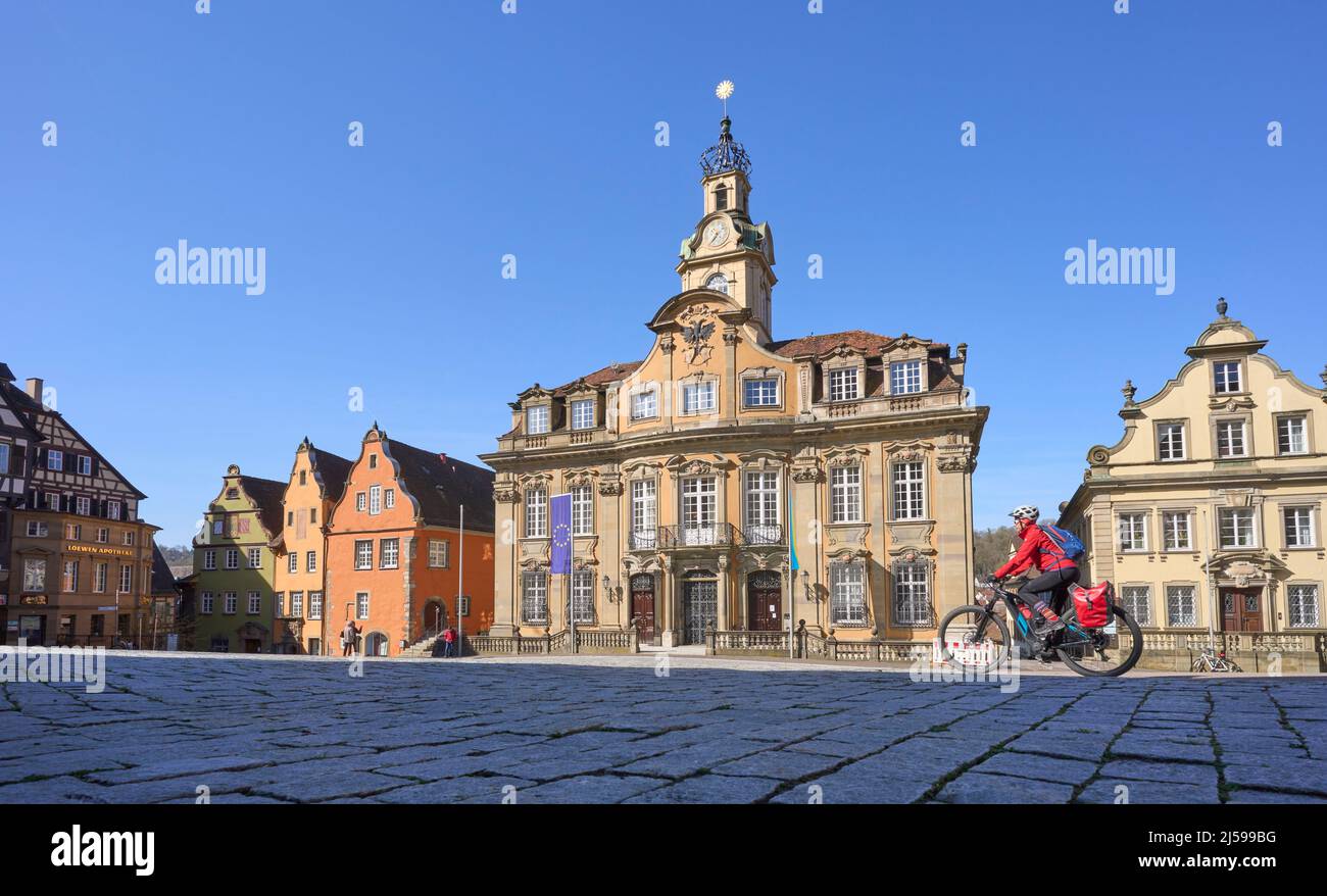 Femme en balade à vélo dans le centre-ville de Schwaebisch Hall, une des villes médiévales les plus célèbres de Baden-Wuerttemberg, Allemagne Banque D'Images