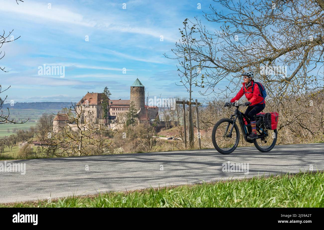 Belle ville femme lors d'une visite à vélo sur la célèbre route allemande des châteaux, en face du château médiéval de Colmberg, Franconie, Bavière, Allemagne Banque D'Images