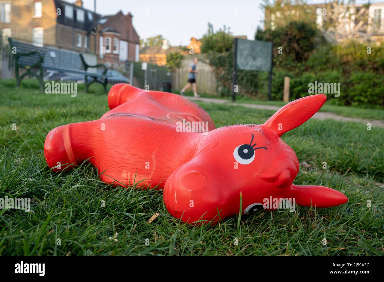 Un jouet gonflable pour enfant est jeté sur le sol à Ruskin Park, un espace vert du sud de Londres à Lambeth, le 21st avril 2022, à Londres, en Angleterre. Banque D'Images